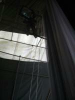 民营剧团的乐队老师在装台