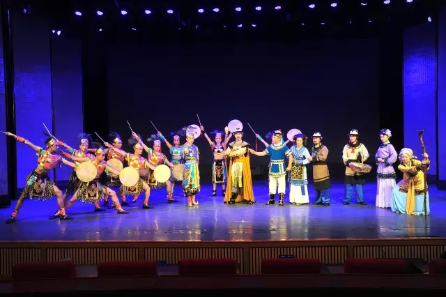 中青三期赵丹丹主演大型满族神话吉剧《狼妻》