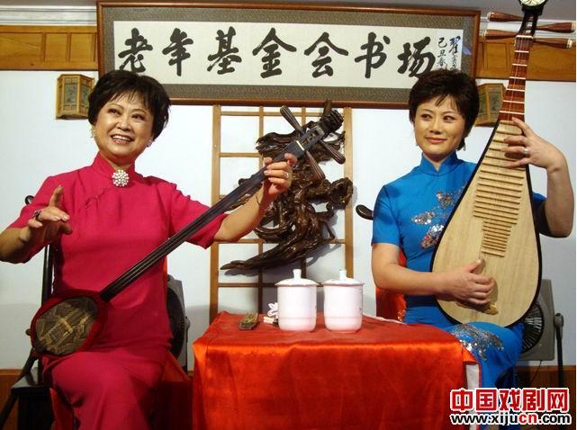 唐小玲、顾佳音女双档弹唱《蝴蝶杯》，王金玉弹唱《双按院》