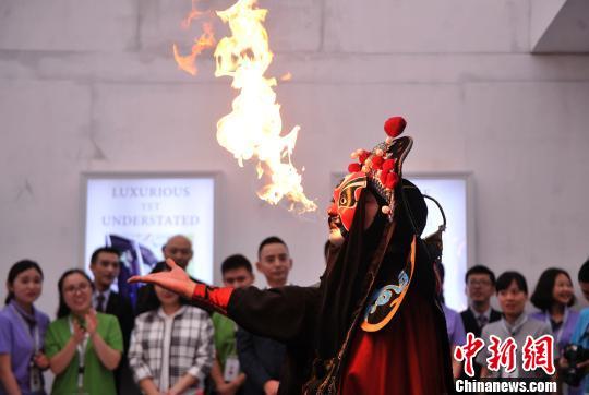 重庆街头上演国家非遗&ldquo;川剧变脸&rdquo;吸眼球