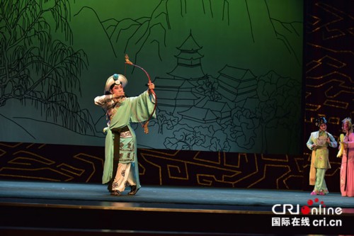 川剧《春草闯堂》看点十足 &ldquo;戏迷&rdquo;掌声不断