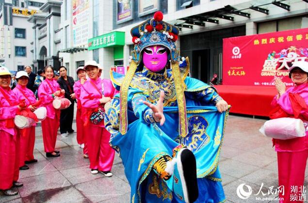 十堰街头上演川剧&ldquo;变脸&rdquo;绝活引市民围观