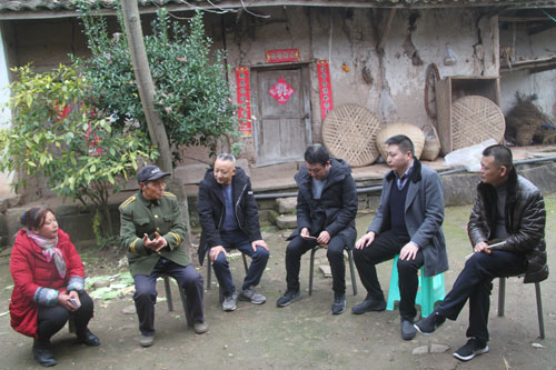 遂宁市川剧团到联系点贫困户慰问演出