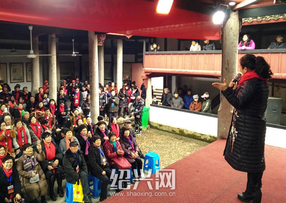 全国各地100多位越剧戏迷唱着越剧游越乡