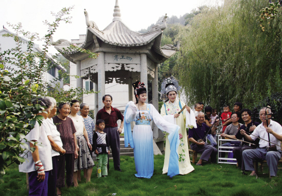 戏迷表演&ldquo;四工调&rdquo; 村民重忆施银花