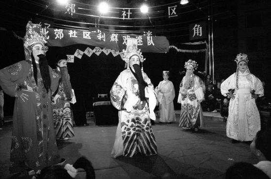 社区戏迷为居民送戏庆重阳