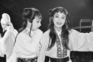 越剧进村戏迷叫好