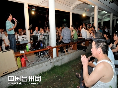 椒江戏迷举办广场纳凉晚会