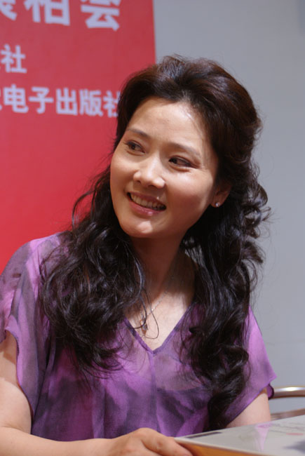 何赛飞与戏迷相会书展 魅力依然不减