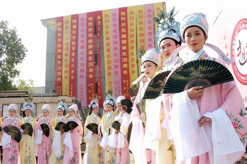 浙江：嵊州民间越剧红火