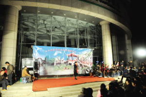 越乡戏迷演唱一条街