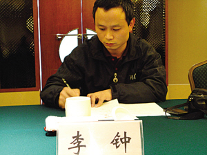 朴实的泥土里开出鲜艳花来