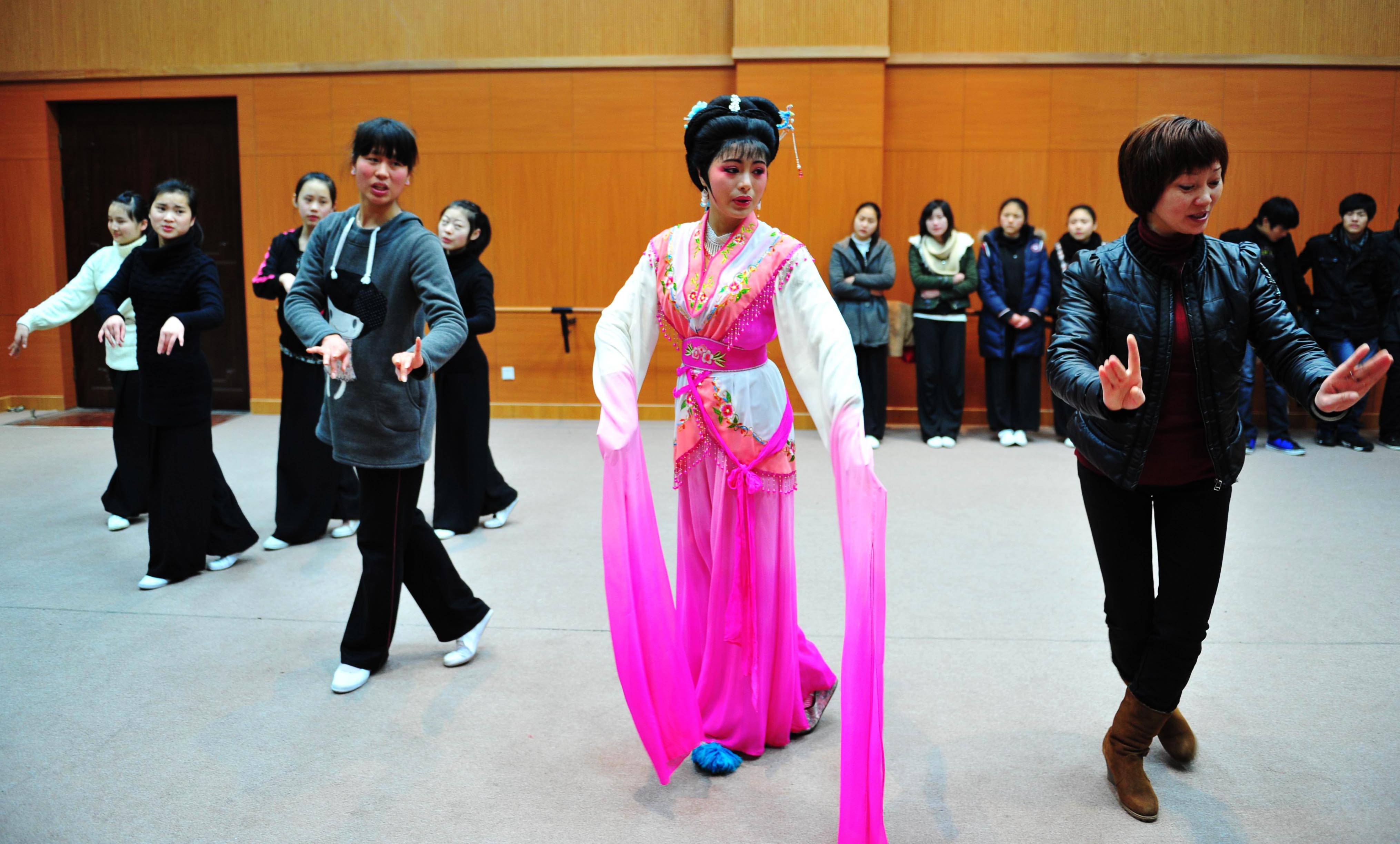 市越剧艺术学校越剧传承班编排纪念袁雪芬悼念会