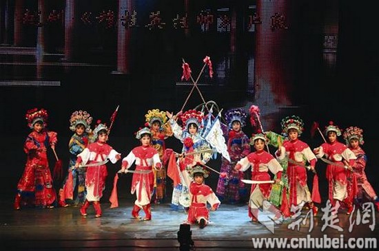 图文：唱念做打甩水袖 越剧声响起在校园