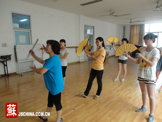 90后大学生自发学唱越剧