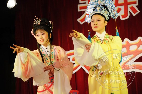 天乐文工团送戏下乡惠农民