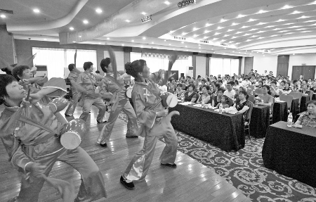 55岁公交维修工反串越剧花旦 社区纳凉晚会精彩多