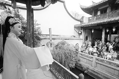 越剧爱好者为观众上演《梁山伯与祝英台》(图)