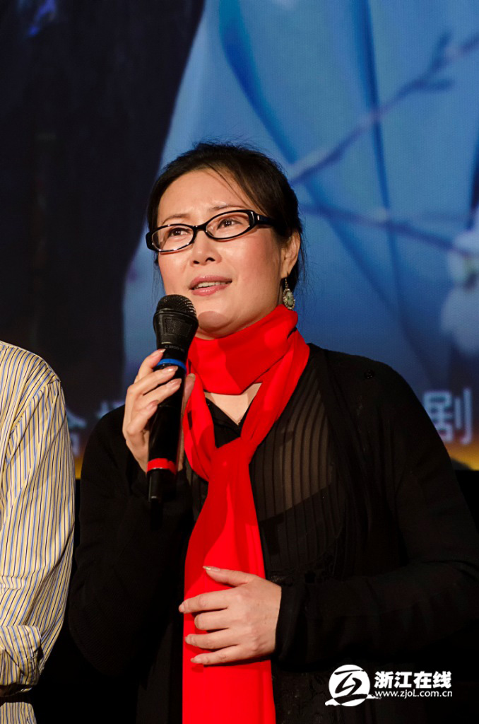 而成,电影由浙江越剧团戏剧梅花奖得主舒锦霞(饰演李三娘)领衔主演