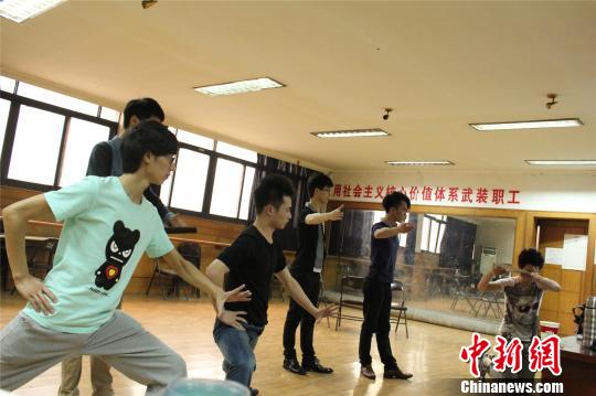 浙江90后越剧演员粉墨登场 青春版《胭脂》将上演