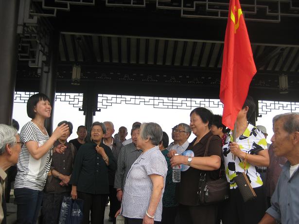 嵊州剡湖街道白莲堂社区党员参观越剧艺校