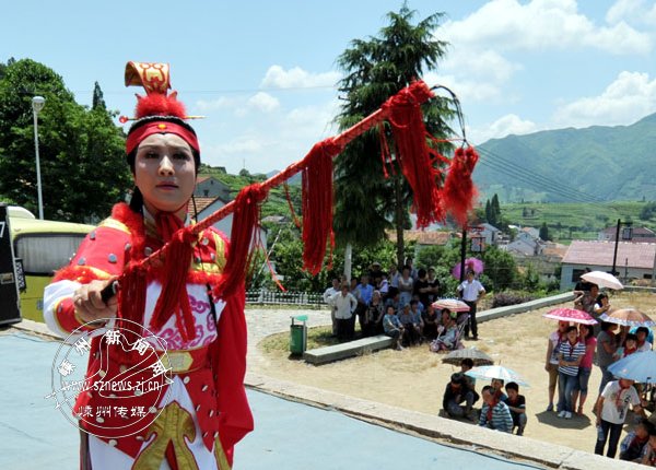 越剧到乡村 喜迎党生日