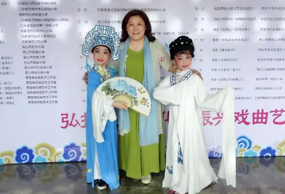 南京青年越剧艺术团小花班再次勇夺两朵小梅花