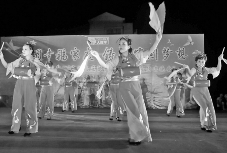 社区居民自编自演精彩舞蹈