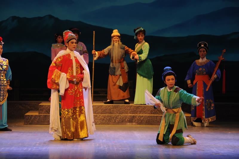 越剧经典剧目《新巡按斩父》在京演出