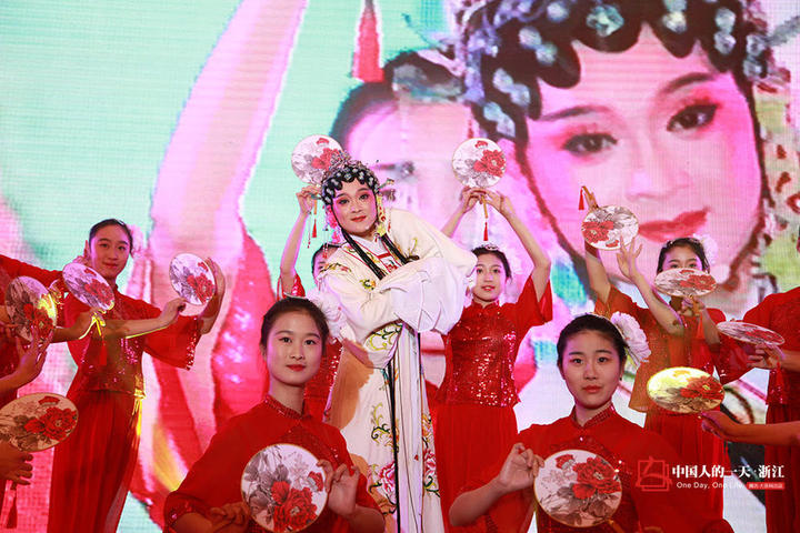 她们的青春在越剧里 尽情地美丽着