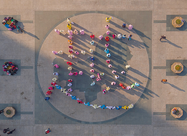 百位越迷齐聚文化广场进行闪拍活动