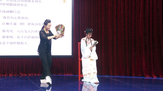 台下女娇娥 台上男儿郎