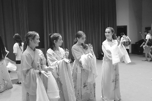 华裔少年学越剧