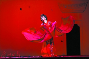 周妤俊上演越剧《心比天高》 &ldquo;竞梅&rdquo;引观众惊艳 以唯美东方的形式 演绎易卜生戏剧