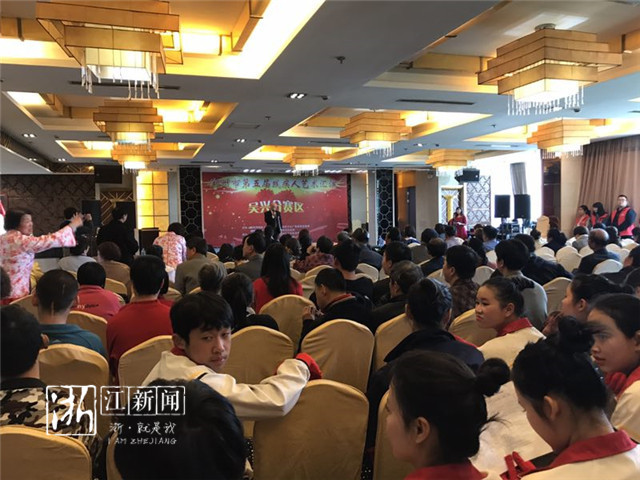 励志！自幼失明的她听着收音机自学 越剧唱得棒棒的