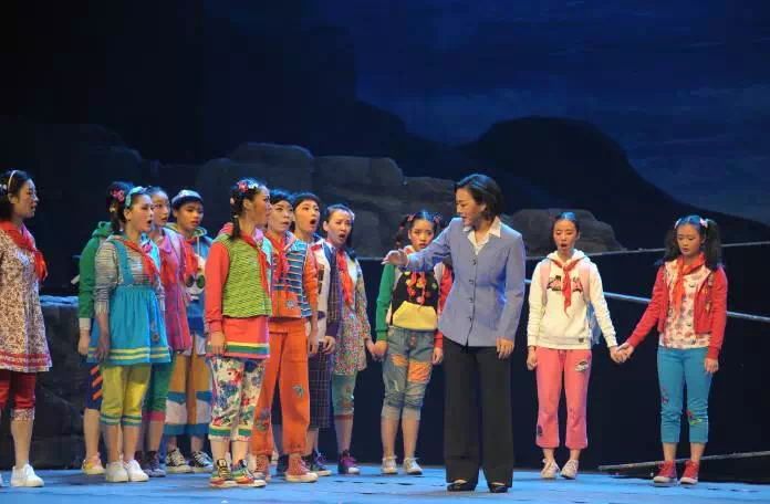 舟山复排的越剧《海兰花》亮相杭州大剧院 观众看哭了