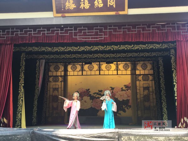 汗湿两层衣仍送袅袅越音 40℃下黄龙越剧团照常演