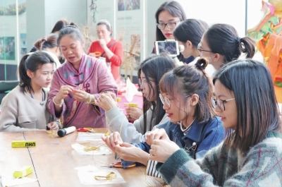 制作粤剧头饰，传承非遗文化：佛山市禅城区南庄镇举办粤剧头饰非遗体验活动