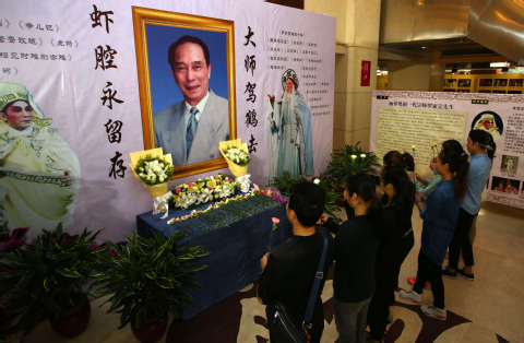 粤剧大师罗家宝追思会今早举行，戏迷含泪忆&ldquo;虾哥&rdquo;