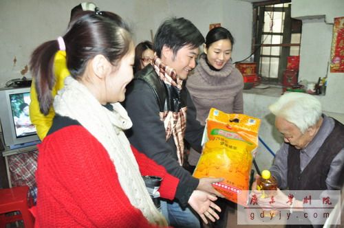 我院共青团员再次探望孤寡老人聂婆婆