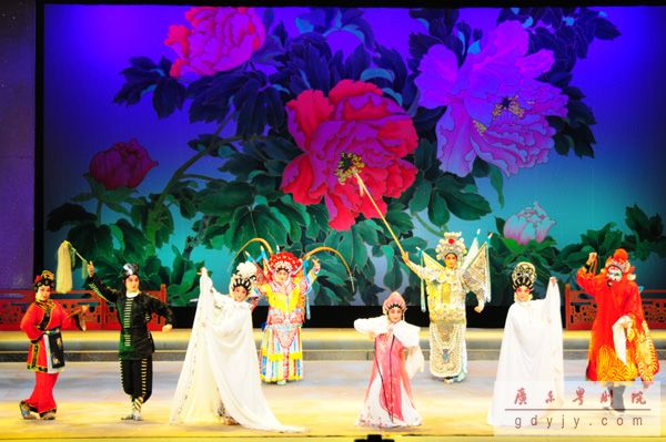 红豆新枝贺岁汇演     莘莘学子&ldquo;舞刀弄剑&rdquo;