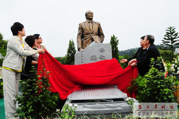 粤剧泰斗罗品超先生雕像揭幕