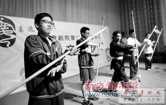 南方都市报：耍花枪甩水袖 广雅学生过把粤剧瘾