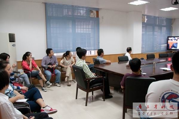 党员群众共同观看十八大开幕式