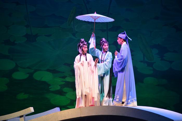 【羊城晚报】 12月下旬&ldquo;白蛇&rdquo;将&ldquo;情卷&rdquo;粤地校园