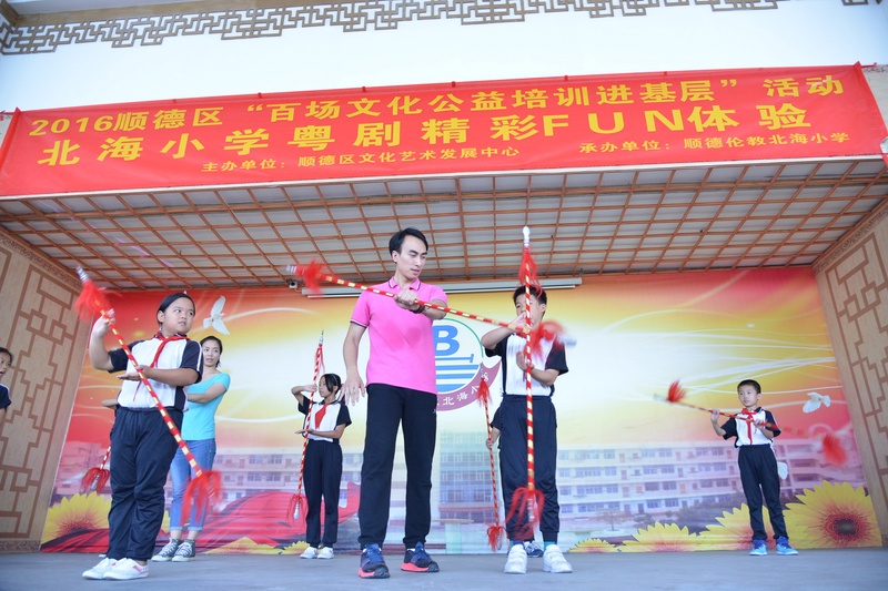 顺德伦教北海小学全校学生担凳仔听粤剧课