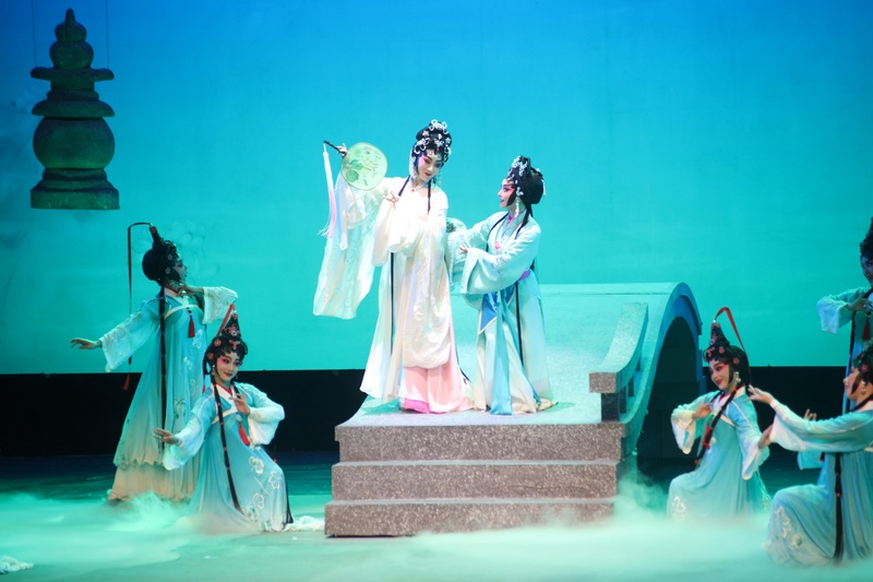 粤剧《白蛇传&middot;情》在北京评剧大剧院上演