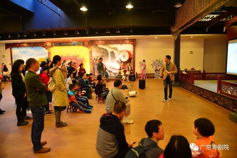 数十名市民来&ldquo;粤剧文化体验馆&rdquo;尝鲜