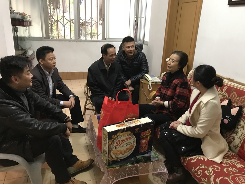 院领导班子和各部门负责人向前辈们送上新年的祝福