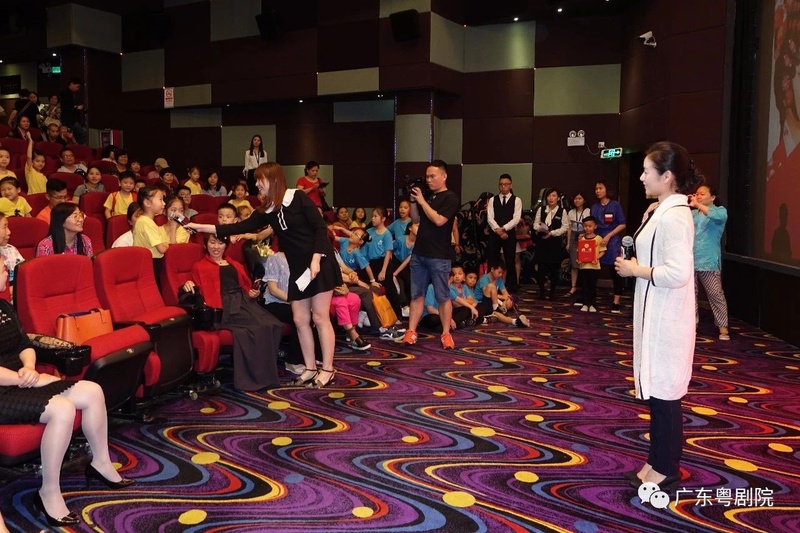 小学生观看粤剧电影《柳毅奇缘》，曾小敏与&ldquo;小梅花&rdquo;联欢互动
